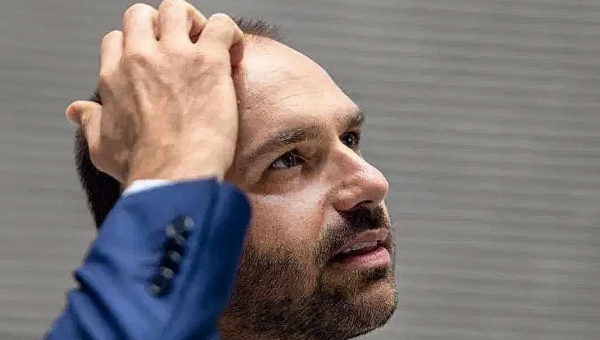 PSL suspende Eduardo Bolsonaro e pune outros 17 deputados bolsonaristas