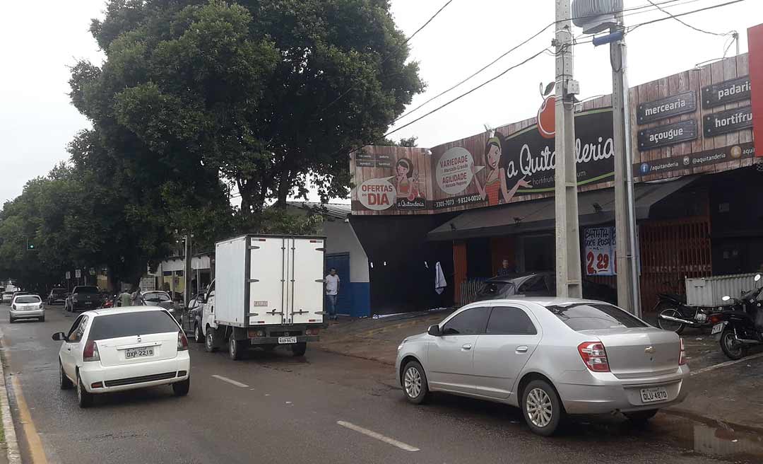 Bandidos armados invadem mercado, rendem funcionários e clientes e fazem a limpa