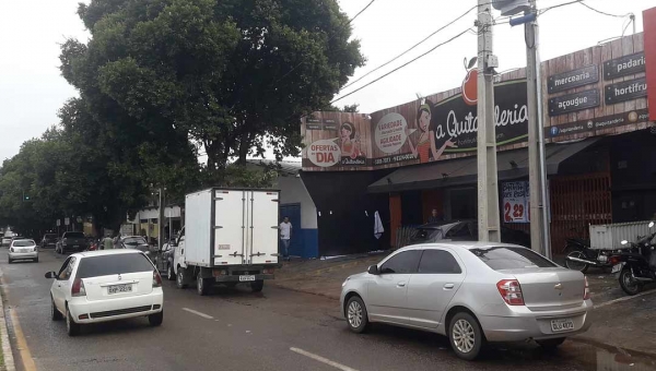 Bandidos armados invadem mercado, rendem funcionários e clientes e fazem a limpa