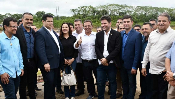 Nicolau Júnior acompanha presidente do Senado Federal, Davi Alcolumbre, durante agenda no Juruá