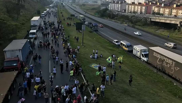 Caminhoneiros anunciam paralisação nacional em 16 de dezembro