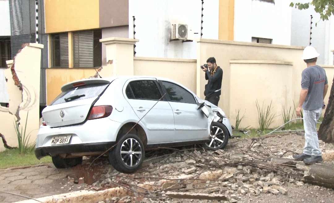 Motorista perde o controle do veículo e acerta poste na Antônio da Rocha Viana