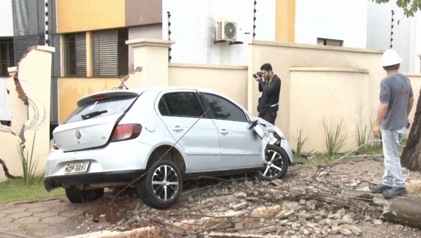 Motorista perde o controle do veículo e acerta poste na Antônio da Rocha Viana