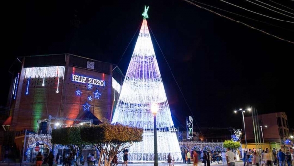 Prefeitura inaugura decoração e anuncia programação de Natal em Cruzeiro do Sul