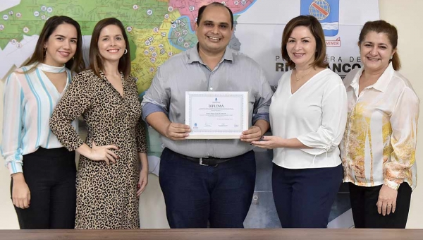 Prefeita Socorro Neri diploma conselheiros tutelares em Rio Branco