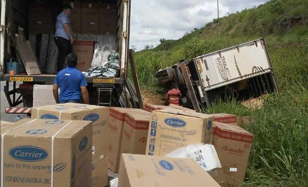 Caminhão com mercadorias da Gazin que ia para Cruzeiro tomba na BR-364