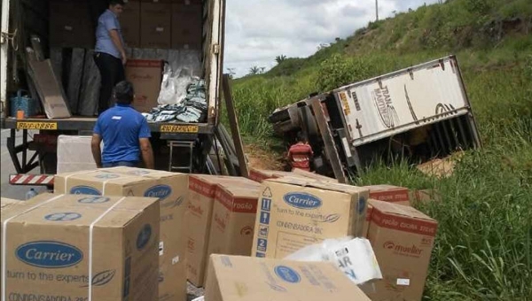 Caminhão com mercadorias da Gazin que ia para Cruzeiro tomba na BR-364