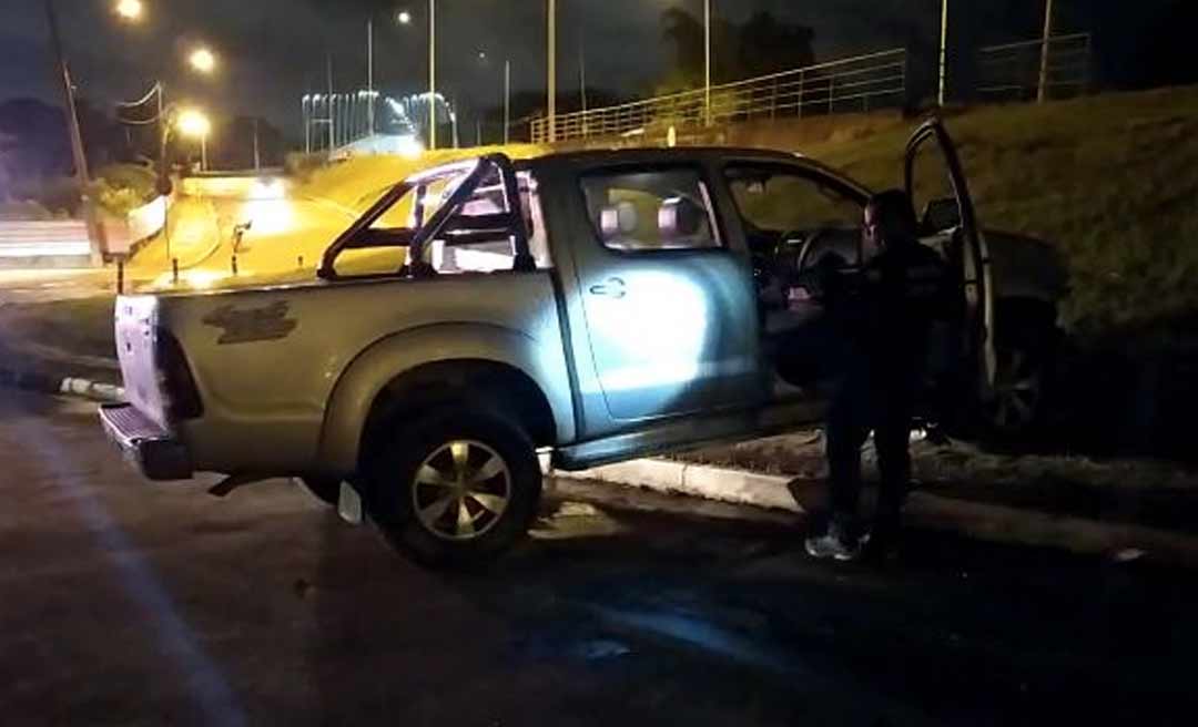 Assaltante é baleado em troca de tiros com a polícia após roubar caminhonete