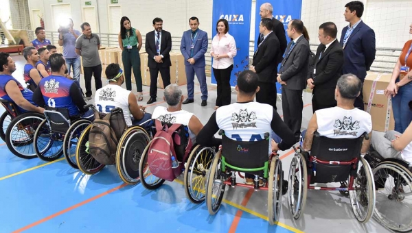 Projeto da Prefeitura patrocinado pela Caixa Econômica entrega cadeiras de rodas para atletas paralímpicos