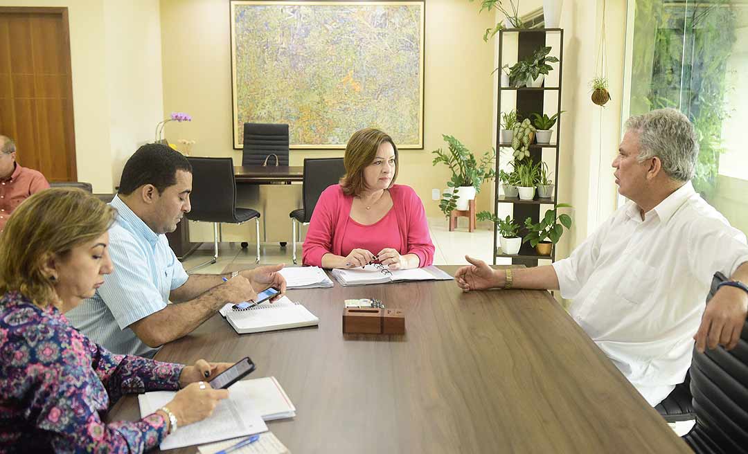 Prefeita Socorro Neri recebe senador Sérgio Petecão em seu gabinete para tratar de emendas