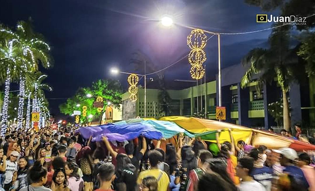 Parada LGBT leva multidão ao Centro de Rio Branco 