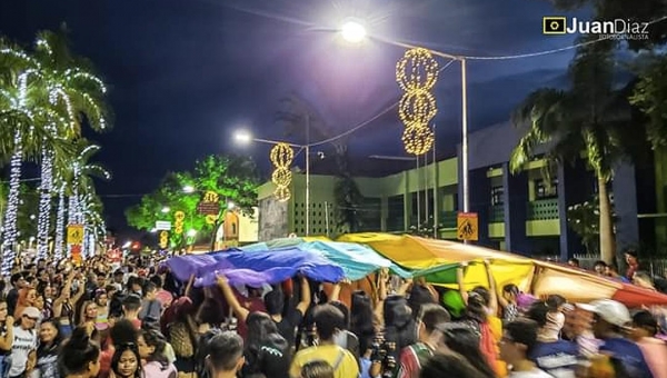 Parada LGBT leva multidão ao Centro de Rio Branco 