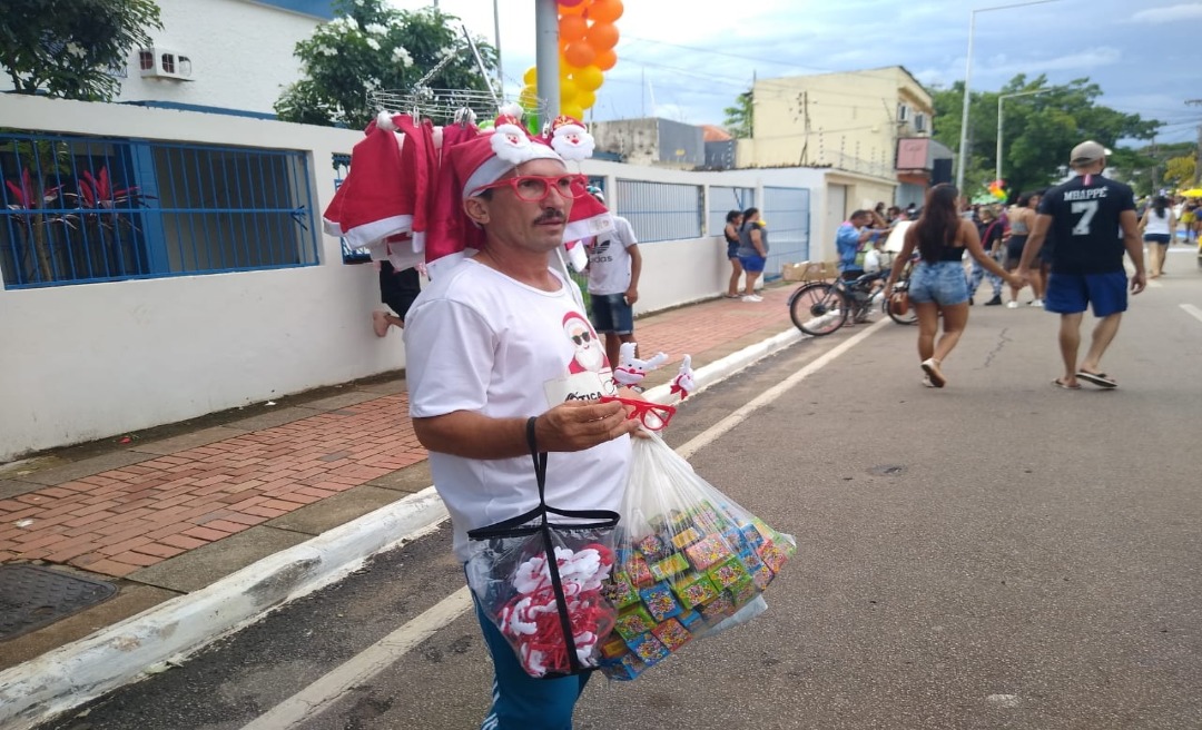 Na Parada LGBT, vendedor de gorrinhos do Papai Noel reclama de insucesso nas vendas: "Pessoal tem dinheiro, mas não compra"