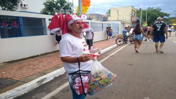 Na Parada LGBT, vendedor de gorrinhos do Papai Noel reclama de insucesso nas vendas: "Pessoal tem dinheiro, mas não compra"