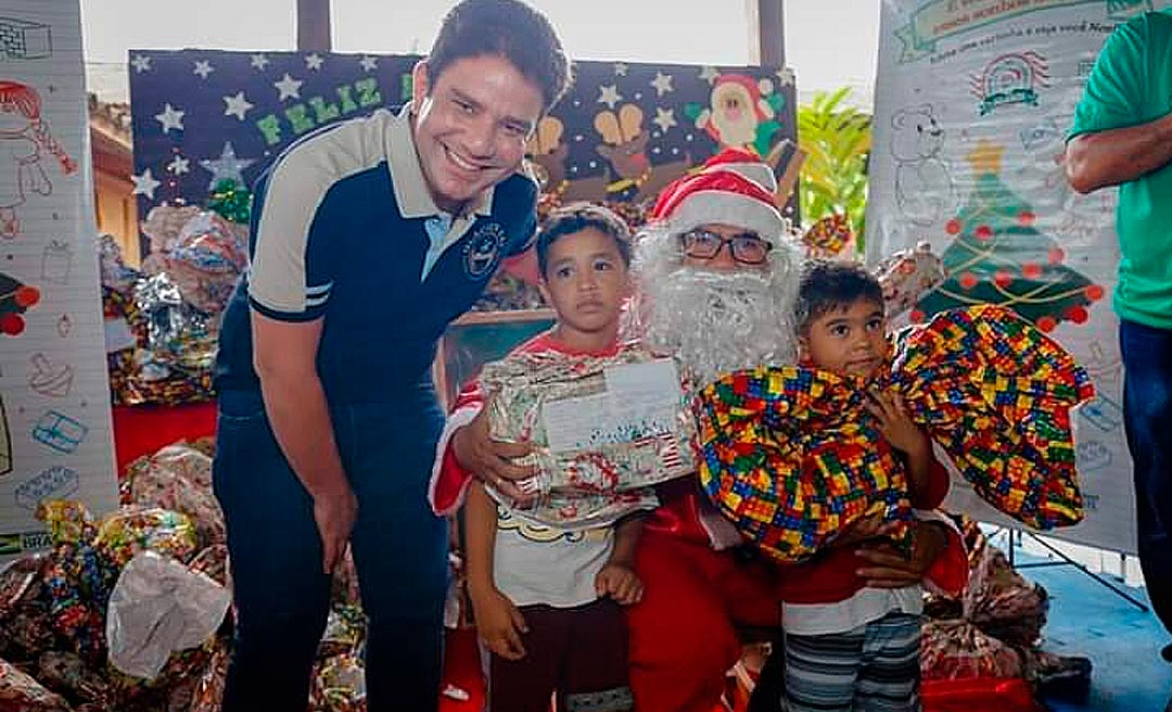 Em escola de Rio Branco, Gladson vira assistente do Papai Noel e entrega presentes a crianças