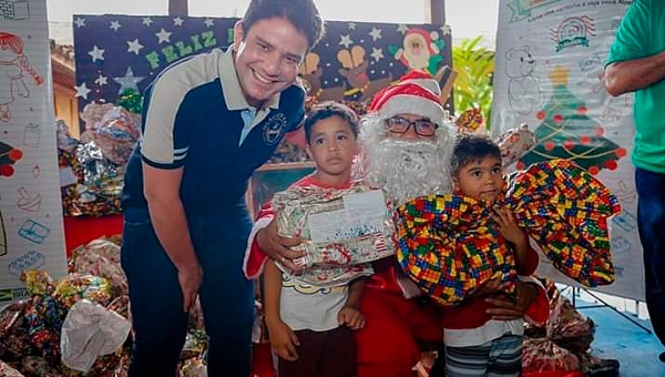 Em escola de Rio Branco, Gladson vira assistente do Papai Noel e entrega presentes a crianças