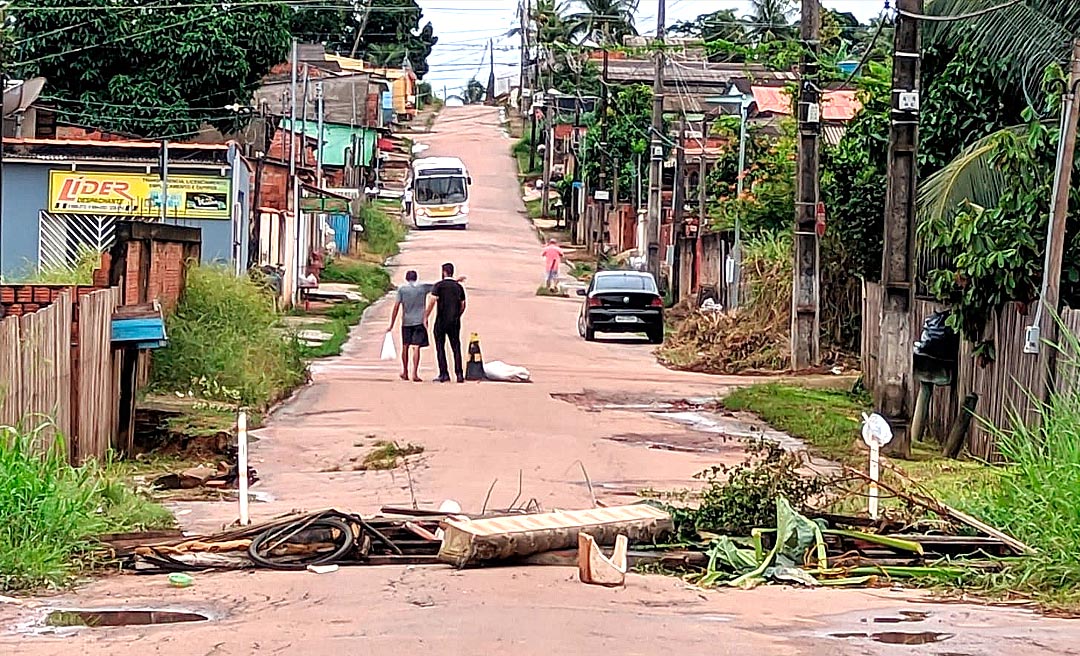 Moradores do bairro Placas fecham rua com lixo não recolhido pela prefeitura