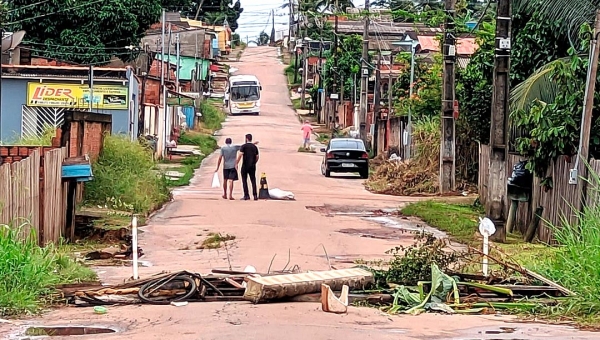 Moradores do bairro Placas fecham rua com lixo não recolhido pela prefeitura