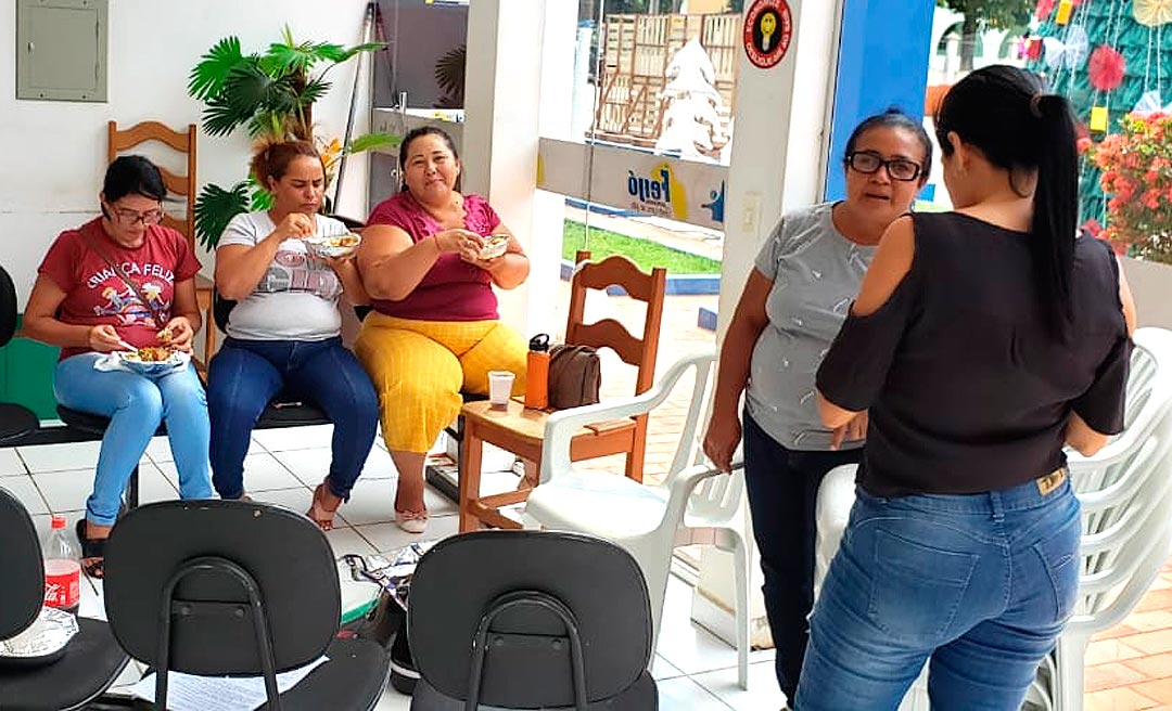 Comissão de professores ocupa a sede da prefeitura de Feijó cobrando R$ 350 de ticket alimentação