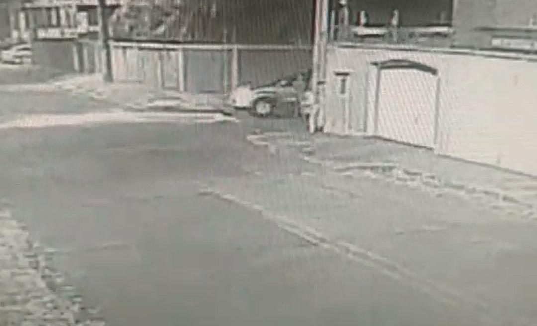 Homem é sequestrado durante assalto na noite desta terça-feira, em Rio Branco; assista ao vídeo