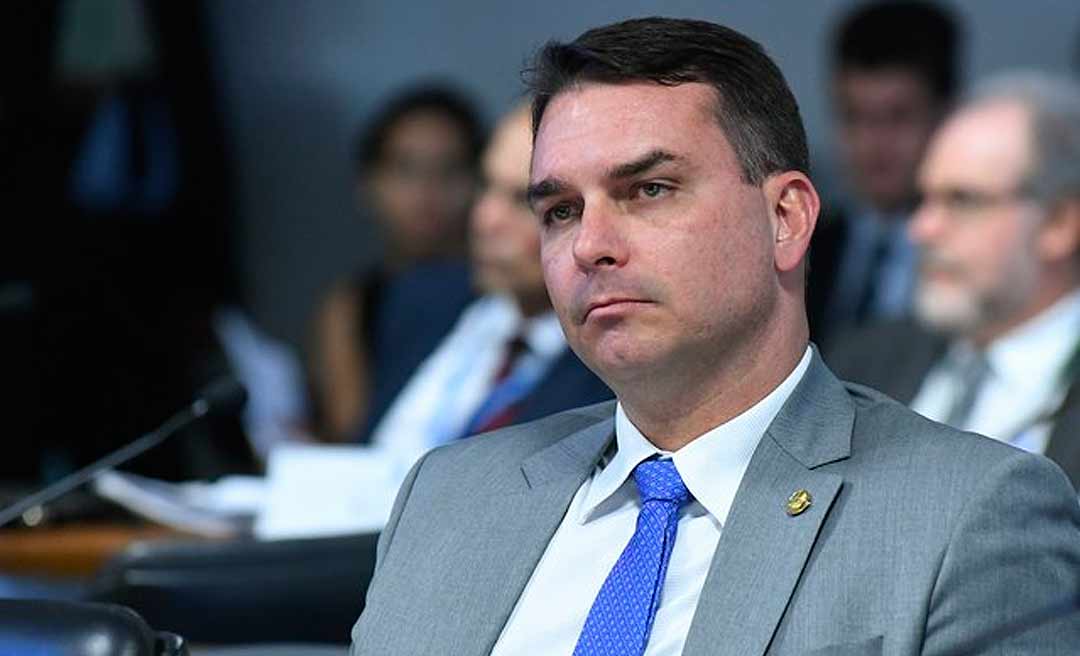 Loja de chocolate de Flávio Bolsonaro é investigada por lavagem de dinheiro