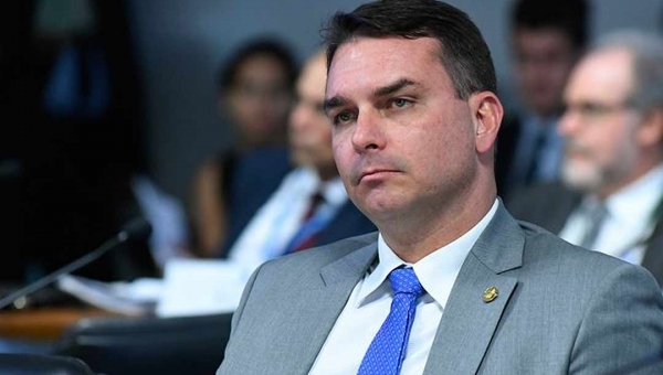 Loja de chocolate de Flávio Bolsonaro é investigada por lavagem de dinheiro