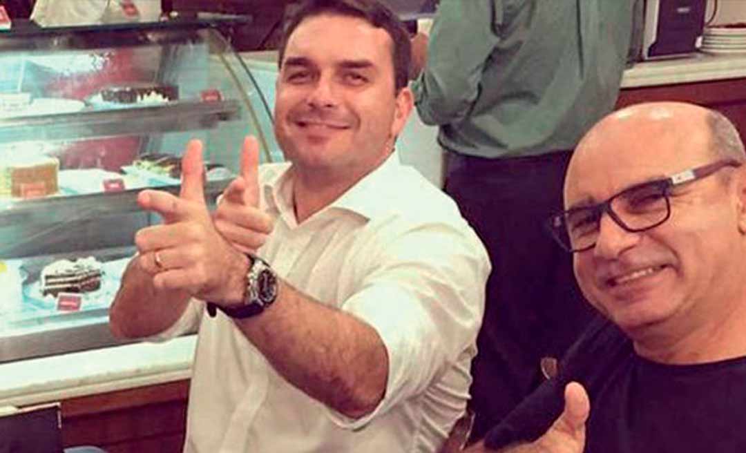 Queiroz, ex-mulher de Bolsonaro e ex-assessores de Flávio Bolsonaro são alvos de operação no Rio