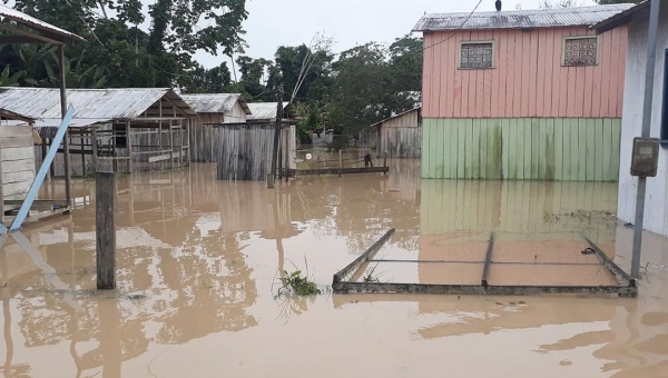 Em Jordão, moradores do bairro Kaxinawá sofrem com enchente repentina