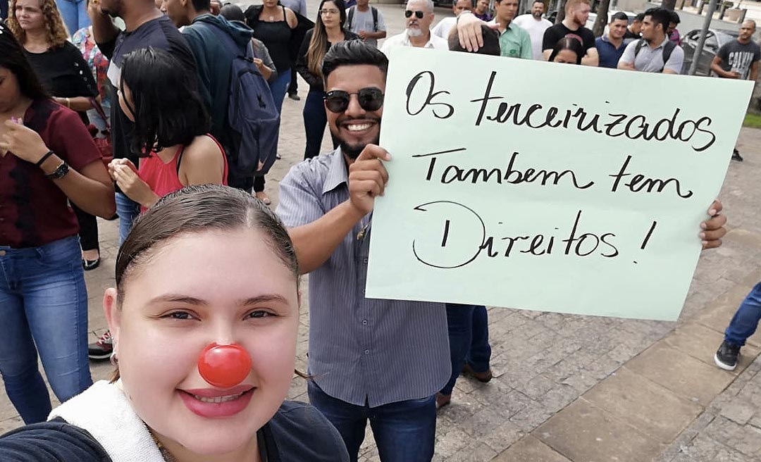 Com nariz de palhaço e cartazes, grupo de trabalhadores terceirizados protesta na frente do Palácio