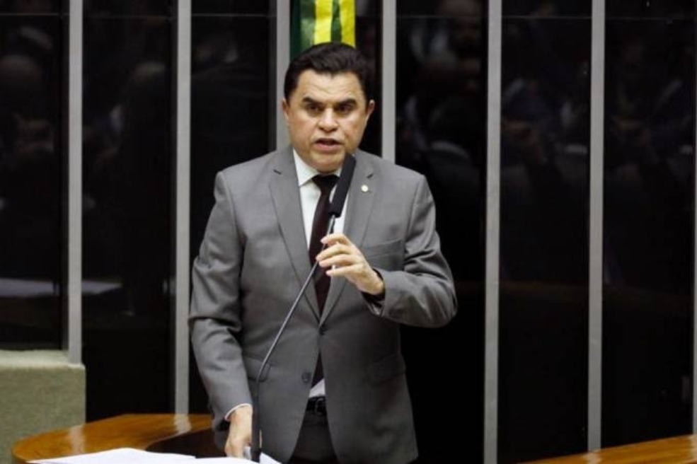 Polícia Federal faz buscas no Congresso, e Supremo afasta deputado federal  