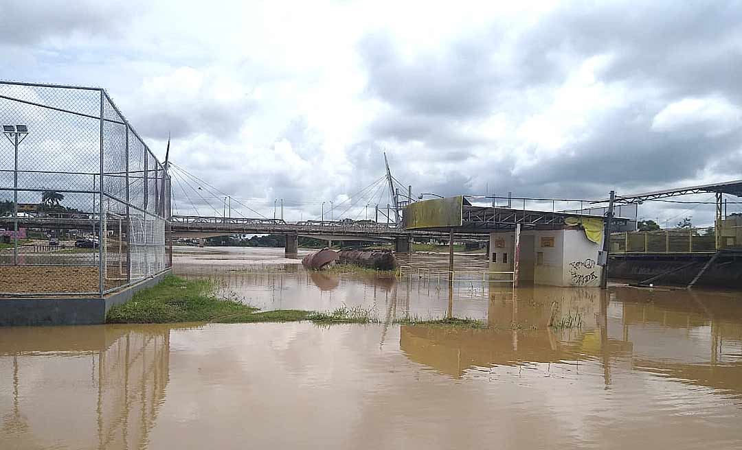 Rio Acre atinge cota de alerta e invade estacionamento e parte de rua no Bairro da Base