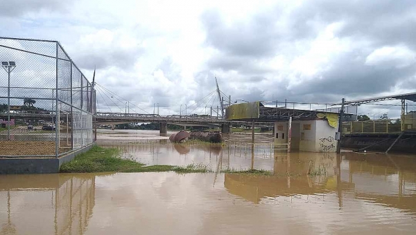 Rio Acre atinge cota de alerta e invade estacionamento e parte de rua no Bairro da Base