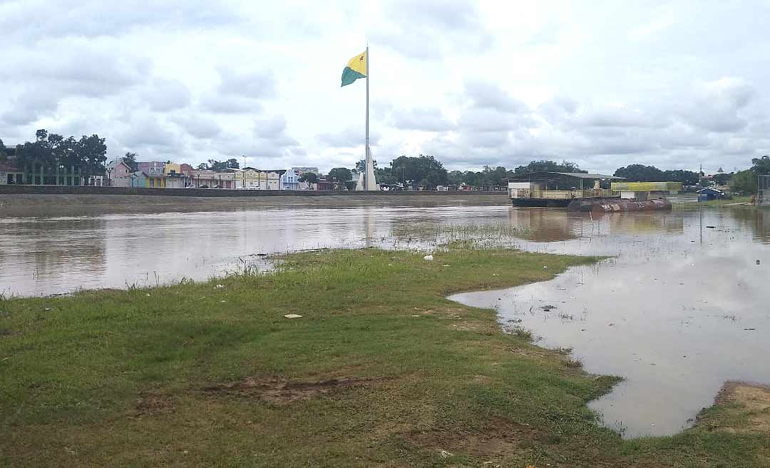 Rio Acre chega perto do transbordamento em Rio Branco e Gladson convoca reunião emergencial