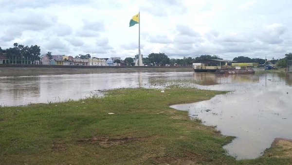 Rio Acre chega perto do transbordamento em Rio Branco e Gladson convoca reunião emergencial