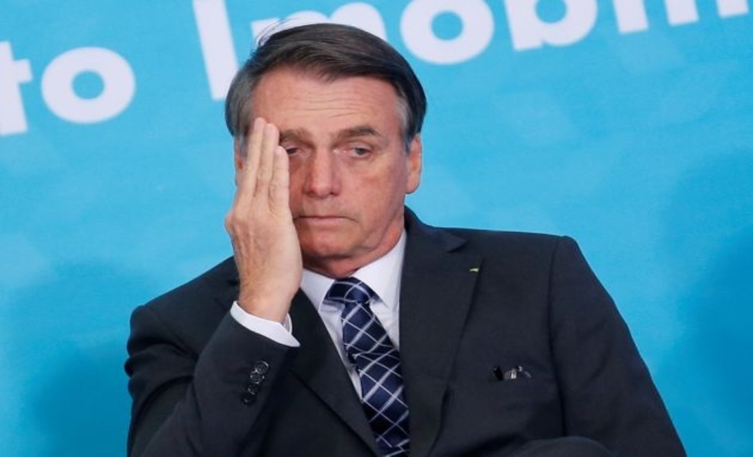 Jair Bolsonaro cai no banheiro e vai para Hospital das Forças Armadas