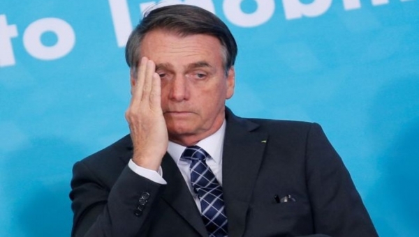 Jair Bolsonaro cai no banheiro e vai para Hospital das Forças Armadas