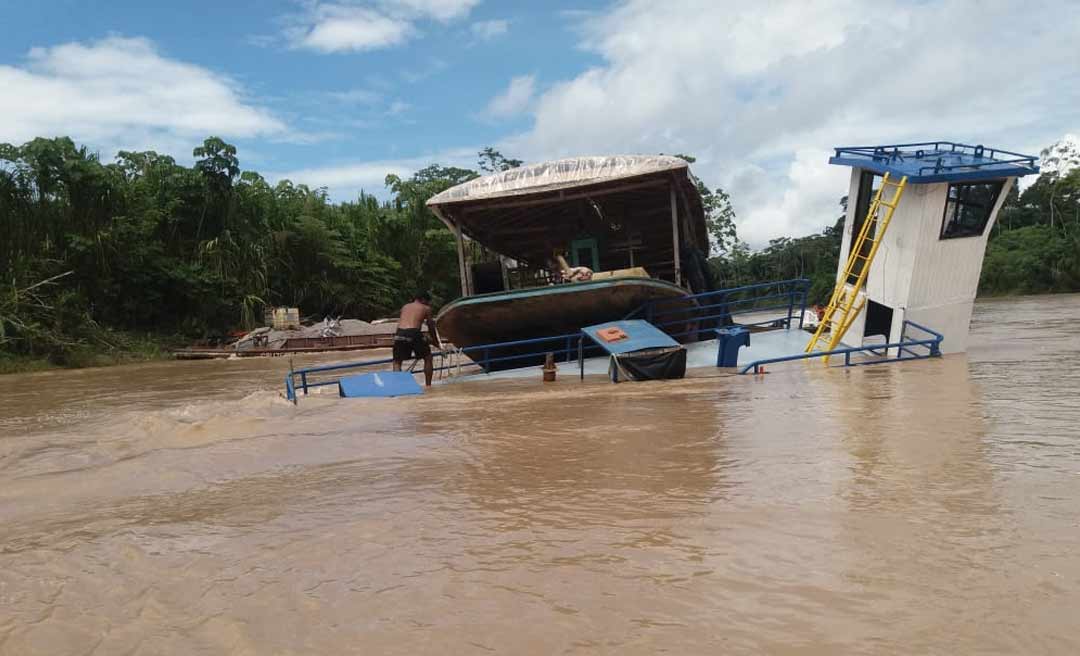 Rebocador de balsa carregada de brita afunda no rio Tarauacá