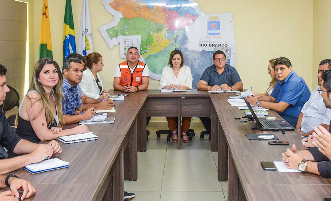 Prefeitura monitora Rio Acre e define estratégia de abrigos para famílias em caso de alagação