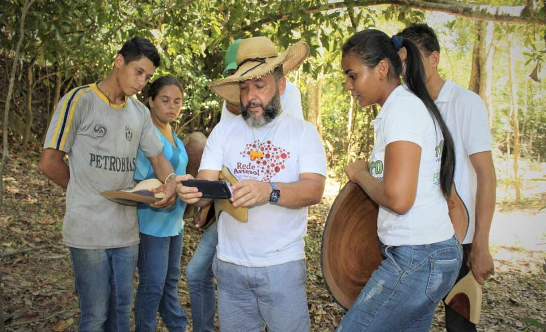 Jovens artesãos realizam sonho de viver, trabalhar e estudar na floresta