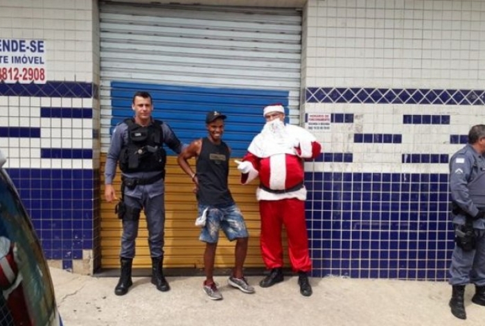 Papai Noel prende suspeito de roubo enquanto fazia entrega de presentes