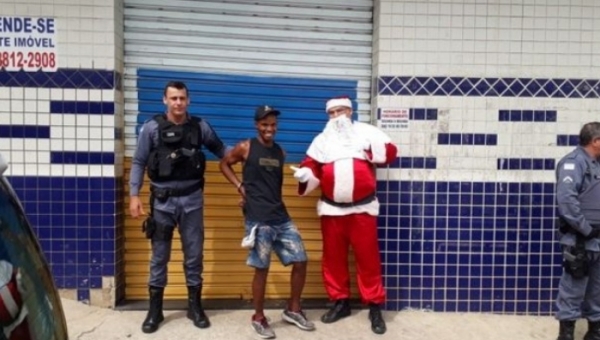 Papai Noel prende suspeito de roubo enquanto fazia entrega de presentes