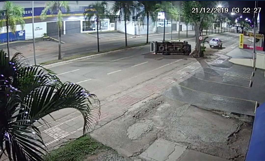 Agente bate com viatura em árvore e capota veículo em avenida em Rio Branco; assista ao vídeo