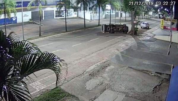 Agente bate com viatura em árvore e capota veículo em avenida em Rio Branco; assista ao vídeo