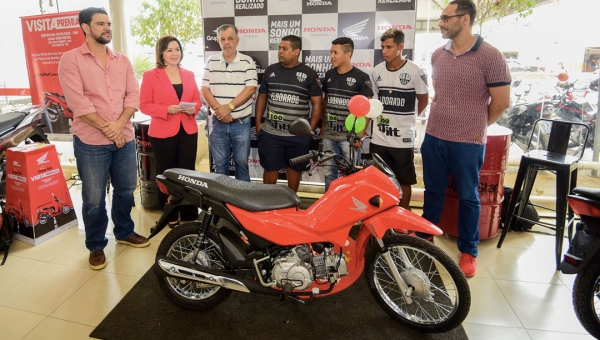 Prefeita Socorro Neri entrega motos para premiados no Copão Comunitário