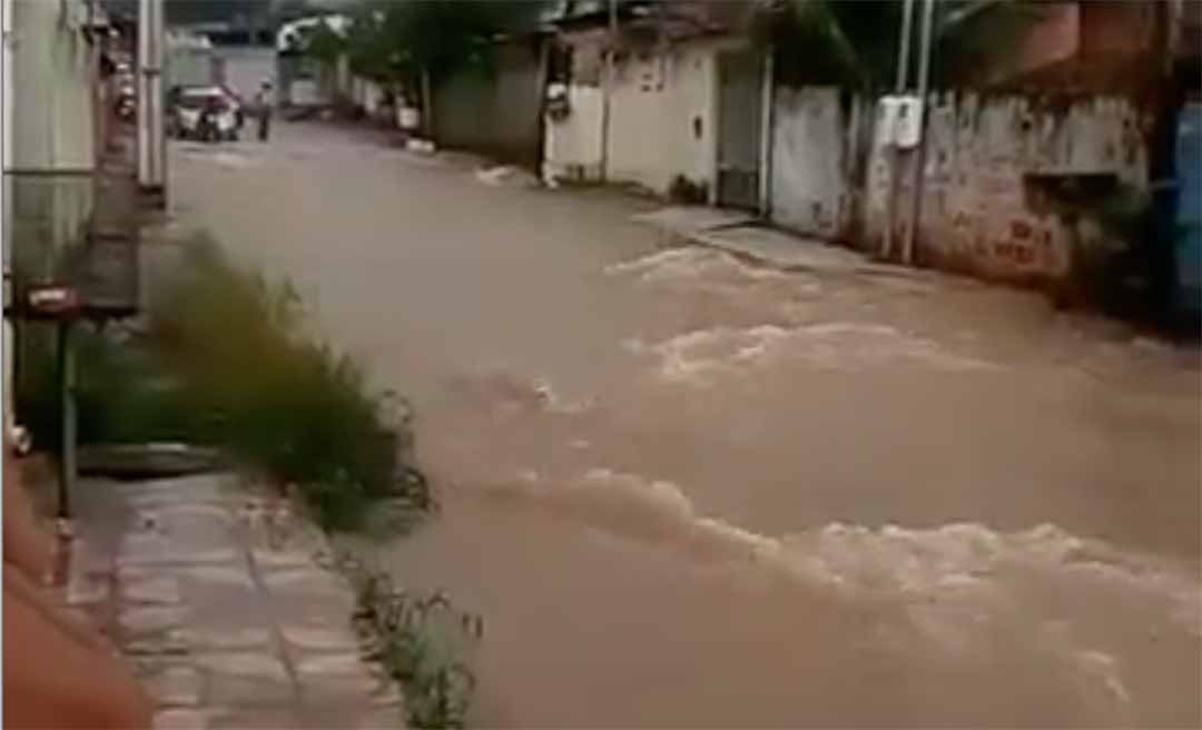 Rua vira “riacho” em bairro de Rio Branco durante a chuva deste sábado