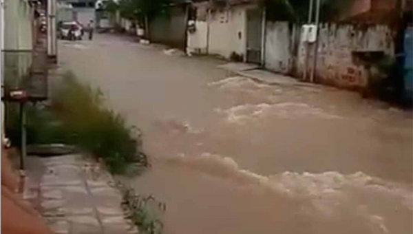 Rua vira “riacho” em bairro de Rio Branco durante a chuva deste sábado