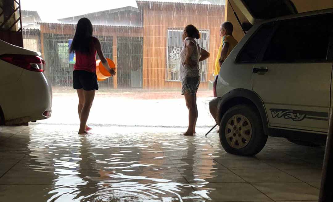 Moradora chora após ter parte da casa inundada durante a chuva em Rio Branco neste sábado; veja imagens