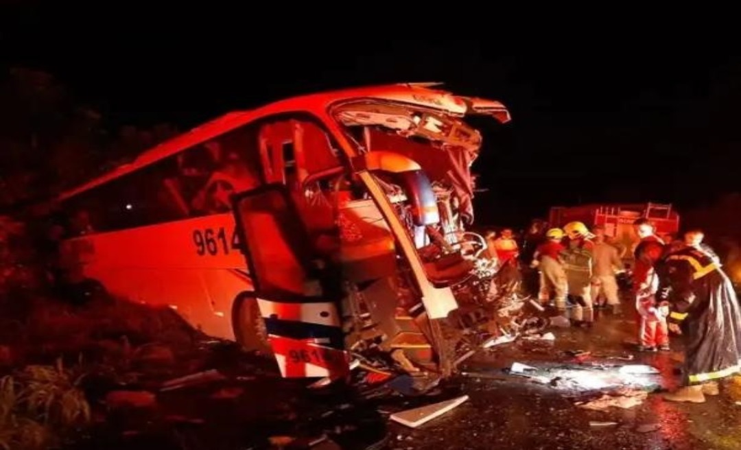 Colisão entre ônibus e carreta deixa 6 mortos e 26 feridos na BR-364 em RO