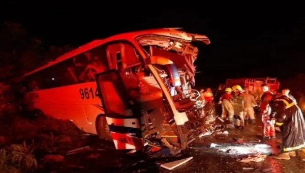 Colisão entre ônibus e carreta deixa 6 mortos e 26 feridos na BR-364 em RO