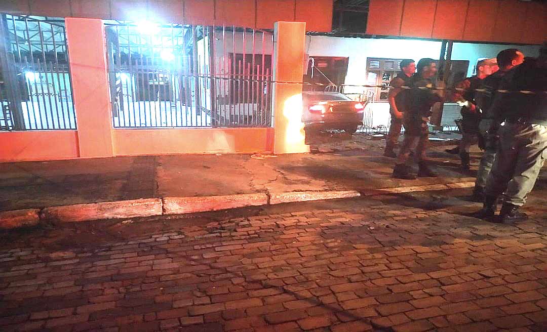 Motorista tenta fugir de blitz e acaba colidindo contra muro de escola em Rio Branco